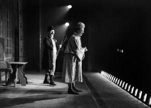 公司搞笑哑剧剧本,哑剧剧本里的欢乐碰撞