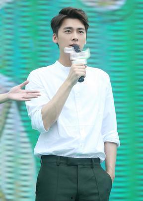 李易峰白衬衫图片