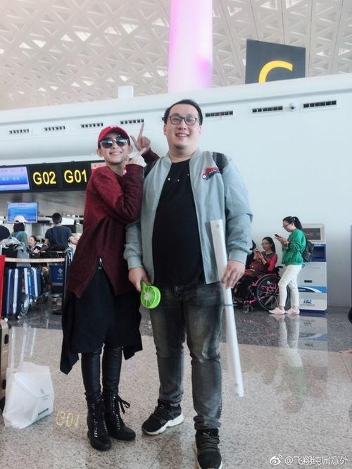 戴佩妮和搞笑歌迷合影,温馨瞬间传递音乐魅力