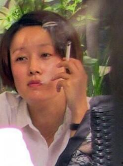 娱乐圈吸烟多吗,烟圈缭绕下的明星生活