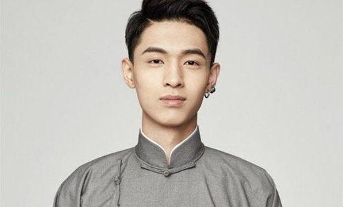 秦霄贤早年背景,从草根艺人到喜剧明星的蜕变之路